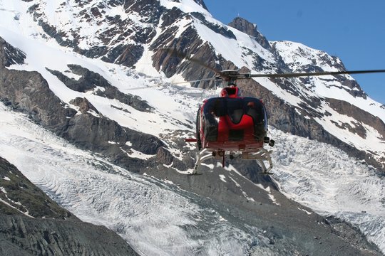 Hubschrauber in den Bergen