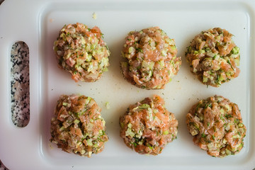 Rohe Frikadelles aus Lachs und Sellerie