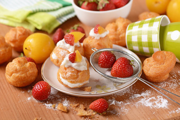 bignè ripieni di ricotta con frutta assortita