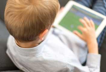 Junge mit Tablet-PC