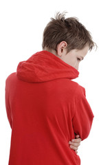 jeune garçon en pull rouge et capuche triste