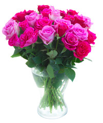 Obraz premium bouquet of pink and magenta fresh roses in vase isolated on white background