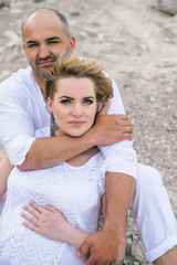 Obraz premium Pregnant woman and man photo shoot in a stone quarry