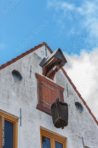 "Flaschenzug mit Lastenkorb an Haus" Stockfotos und lizenzfreie Bilder