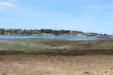 L'Aber-Wrac'h à marée basse et le port de l'Aber-Wrac'h à Landéda