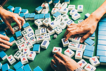 palying mahjong - obrazy, fototapety, plakaty