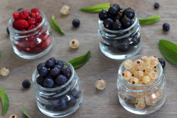 Beeren Mix in Gläschen mit Minze