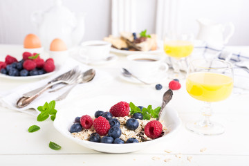 Oat flakes with fresh berries