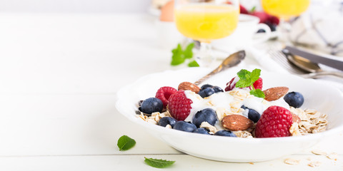 Oat flakes with fresh berries