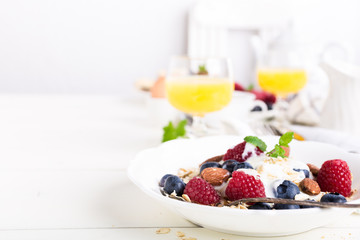 Oat flakes with fresh berries