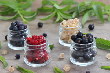 Beeren Mix in Gläschen mit Minze