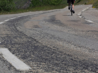 Fototapeta premium Strada in salita con ciclista