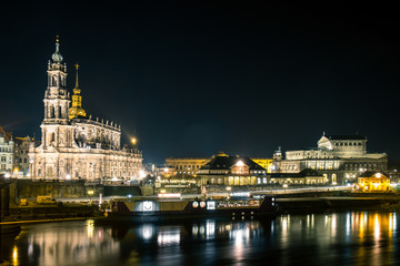 Fototapeta na wymiar Dresden bei Nacht mit Semperoper