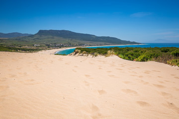Zandduin van het strand van Bolonia, provincie Cadiz, Andalusië, Spanje