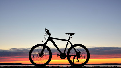 Fototapeta na wymiar Bicycle against a sunset