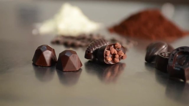 cioccolate sul banco di una pasticceria