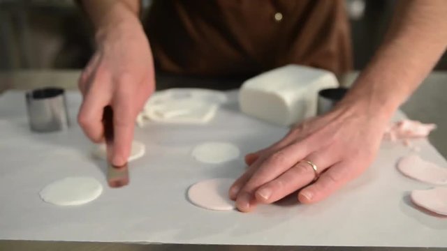 preparazione fiori di pasta di zucchero per ornare le torte degli sposi
