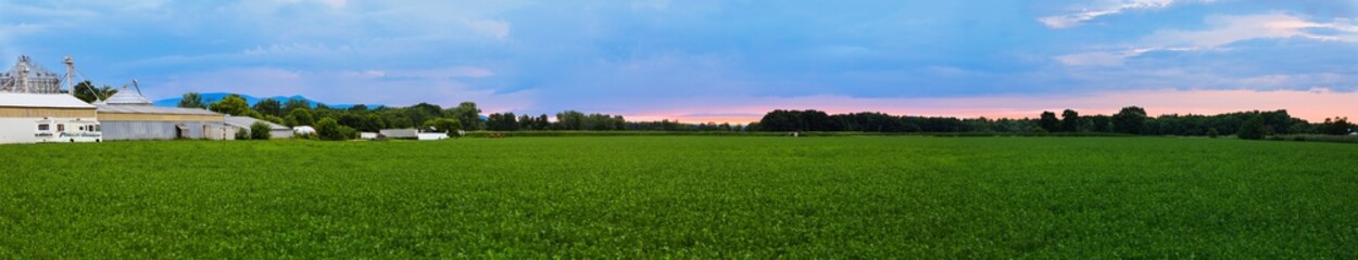 Obraz premium Farm along the Hudson River facing the Catskill Mountains