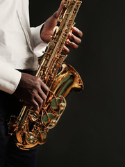 Fototapeta premium African American muzyk jazzowy grający na saksofonie, zbliżenie