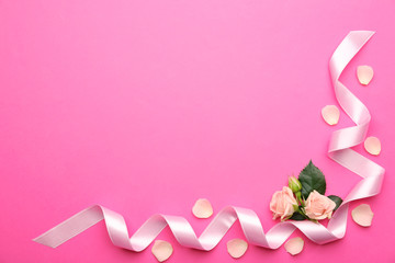 Obraz na płótnie Canvas Fresh roses with ribbon on pink background