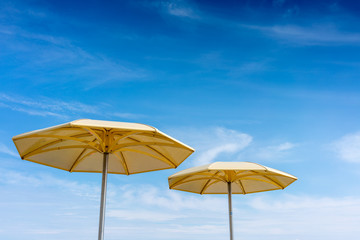 Obraz na płótnie Canvas yellow umbrellas in the sun