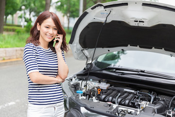 女性と自動車　故障