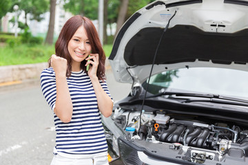女性と自動車　故障