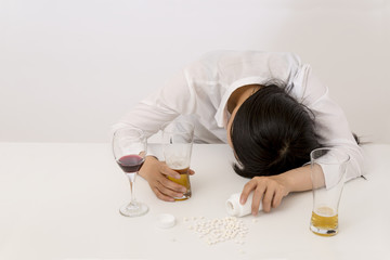 飲み過ぎて眠る若い女性