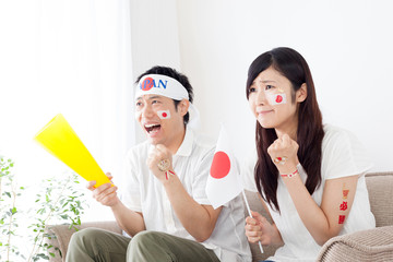 スポーツのテレビ観戦、女性、男性、2ショット、手に汗握る、ピンチ