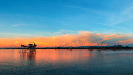 Obraz premium panorama view of sunrise over the lake in Thailand.