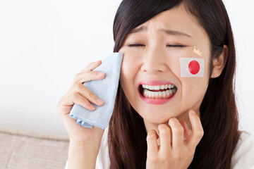 スポーツのテレビ観戦、女性、泣く、感動