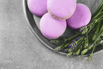 Obraz na płótnie Canvas Delicious macaroons and lavender on table