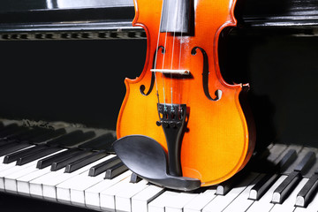 Fototapeta premium Violin and piano, closeup