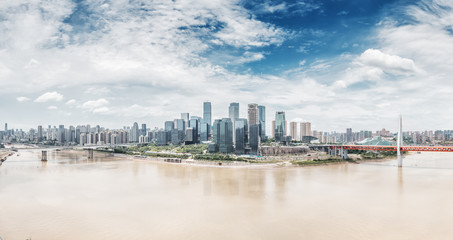 Fototapeta premium pejzaż miejski i panoramę centrum w pobliżu mostu chongqing w chmurze