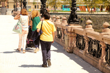 Gente de paseo por San Sebastián en un día de verano