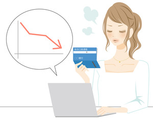 通帳を見て怒る女性　家計簿