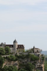Fototapeta na wymiar château perché sur une falaise, vallée de la Dordogne