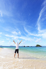 沖縄の美しいビーチで寛ぐ男性