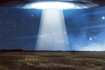 UFO vliegt in een donkere lucht