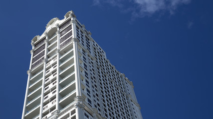 Fototapeta premium Building under the deep blue sky