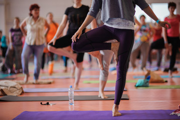 Vrouwen die yoga beoefenen in de healthclub