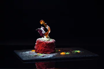 Selbstklebende Fototapete Dessert Süßes Dessert auf einem Brett