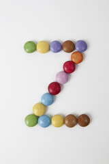 Obraz premium La lettera Z formata da coloratissimi confetti di cioccolato. 