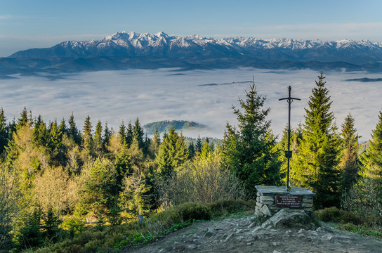 Fototapeta Gorce,Turbacz ,Lubań panorama na Tatry ,krzyż papieski na Lubaniu