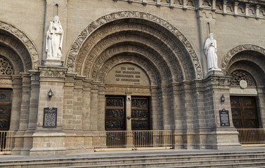 Obraz premium Entrance to Manila Cathedral, Philippines