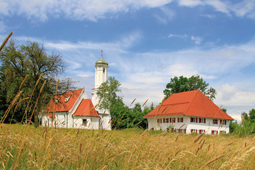 Riedkapelle in Benningen mit dem ehemaligen Mesnerhaus, das jetzt ein Museum ist