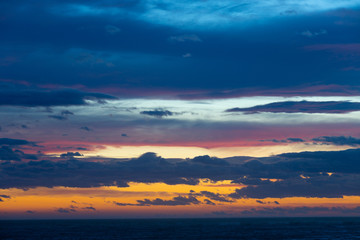 Obraz premium Peaceful sky with cloud breaks above ocean