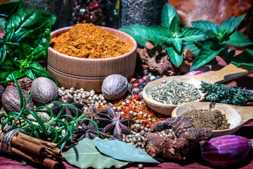Kleurrijke aromatische specerijen en kruiden op een houten bruine backgrownd