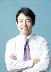 ビジネスマン・ミドル男性(ブルーバック)