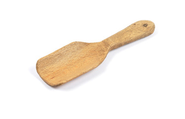 Holzschaufel auf weißem Hintergrund